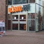 Vooraanzicht van Basic Fit Westerhaven in Groningen, met de ingang en bewegwijzering voor Fysiotherapie Beuzenberg.